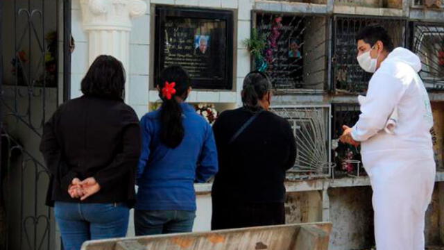 Rolando Loayza junto a familiares de un fallecido por coronavirus en el cementerio de la ciudad de Santa Cruz. Foto: EFE.