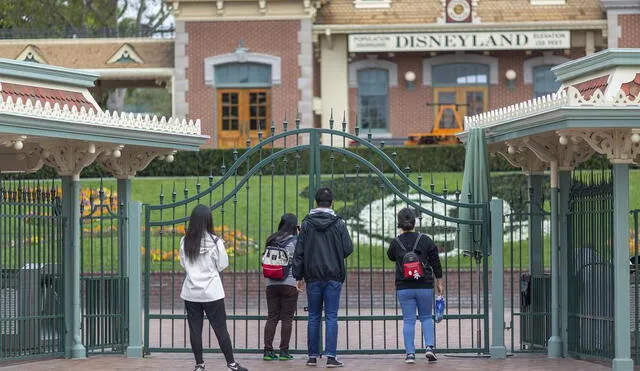 Los amantes de Mickey Mouses aguardan ansiosos la apertura del parque en California.