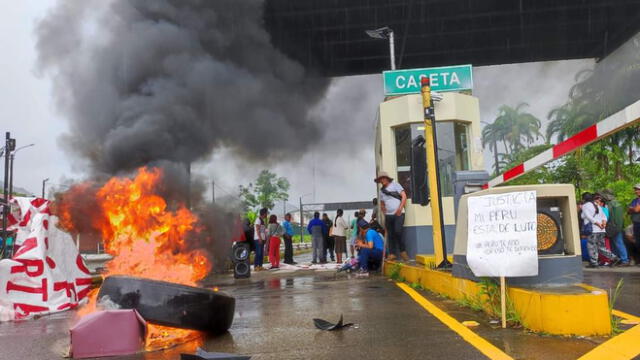 Puno. turba arrojó piedras y quemó las instalaciones. Foto Kleber Sánchez URPI LR