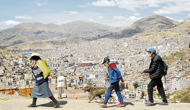 Vecinos de la ciudad de Puno deben desplazarse diariamente unos cuatro kilómetros a pie para tomar vehículos que los llevarán a otras provincias de la región. (Foto: Juan Carlos Cisneros)