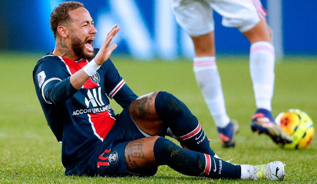 Neymar salió en camilla y llorando tras durísima entrada de Thiago Mendes. Foto: EFE