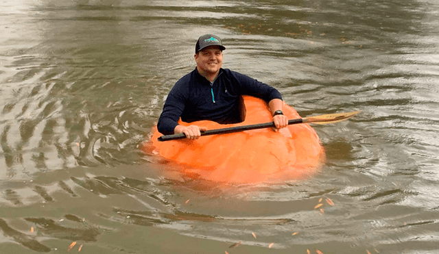 La esposa del granjero publicó en Facebook las imágenes de su esposo remando sobre la gigantesca calabaza como si se tratara de un cómodo bote