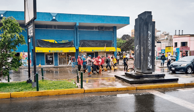 Respuesta. La lluvia dejó aniegos en el centro de Chiclayo.