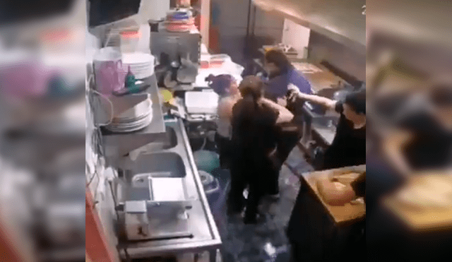 En YouTube, un joven trabajador estuvo a punto de sufrir un accidente cuando se disponía a realizar la limpieza.
