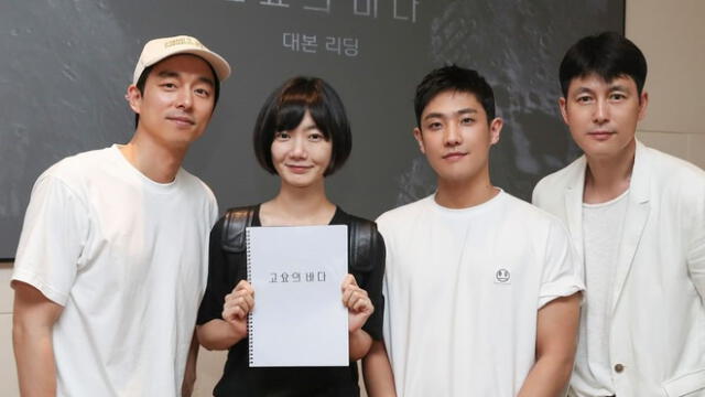 Primera lectura de guion del drama Sea of silence de Netflix. En la foto Gong Yoo, Bae Doo Na, Lee Joon y el director Choi Hang Yong. Créditos: Netflix.