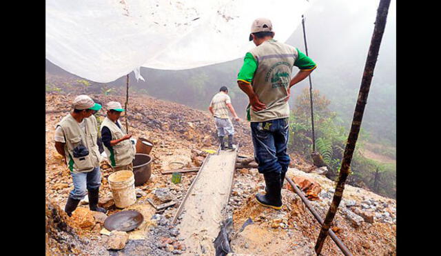 Mineros ilegales de Ecuador siguen en suelo peruano