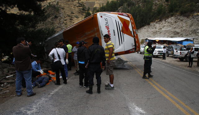 Cinco fallecidos y más de diez heridos por despiste de un bus en Ayacucho