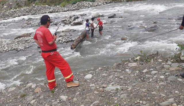 Joven fue rescatado de las aguas del río Kimbiri por bomberos y serenos. Foto: Municipalidad de Kimbiri