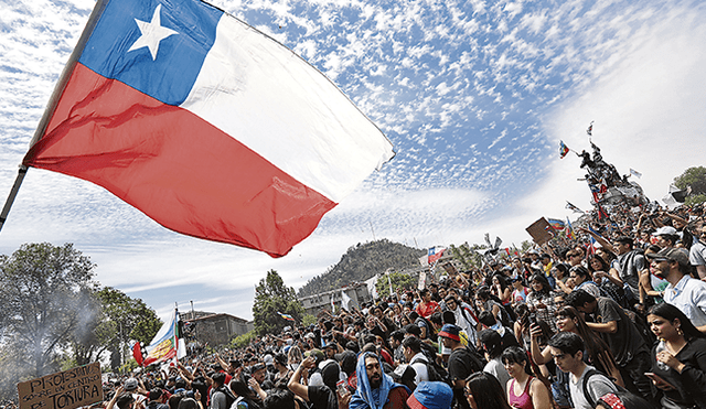 Luciendo su símbolo patrio y con tonadas de cantautores emblemáticos, los manifestantes exigen que renuncie el presidente Sebastián Piñera. (Foto: Jorge Cerdán)