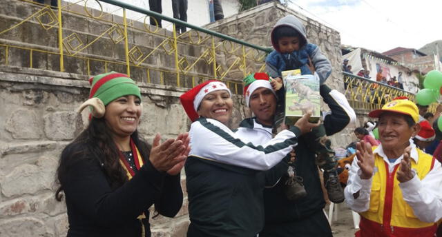 Policía de Cusco entregó juguetes y chocolatada a niños de Anta por Navidad