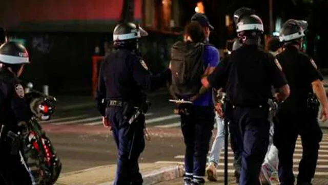 Detienen a un joven en la protestas de los Estados Unidos contra el abuso policial. Foto: Difusión.