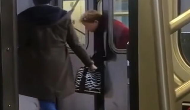 YouTube: Cabeza de mujer queda atrapada en vagón de metro pero nadie la ayuda 