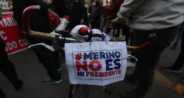 Carteles con frases en contra de Manuel Merino.