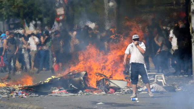 Manifestante queman llantas en medio de  las protestas en Santiago. Foto: AFP.