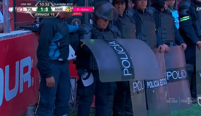Jugador del América no pudo frenar y derribó a una policía en la Liga MX [VIDEO]