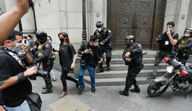 Personal de prensa es agredido con perdigones durante la marcha en contra de Merino. Foto: Antonio Melgarejo / La República