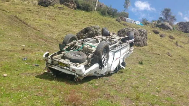 Camioneta con siete pasajeros cae en abismo.