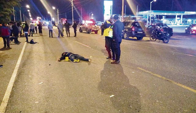 Violento choque entre moto y auto deja dos muertos