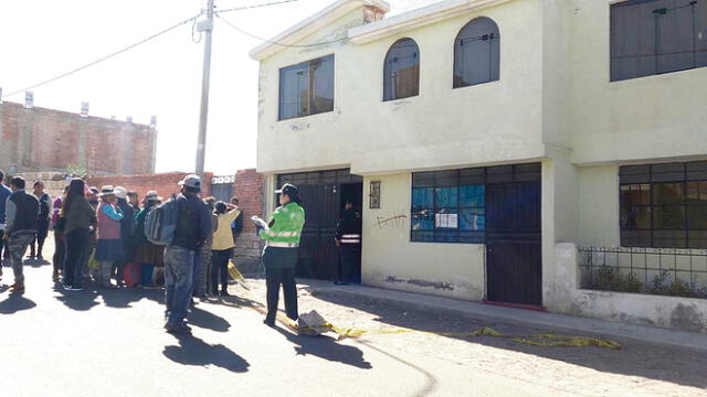 Asesinan a vendedor para robarle y golpean a mujer hasta matarla en Arequipa