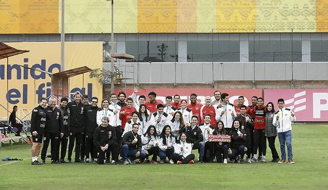 Momento especial. Algunos de los medallistas estuvieron en la Videna con los seleccionados.