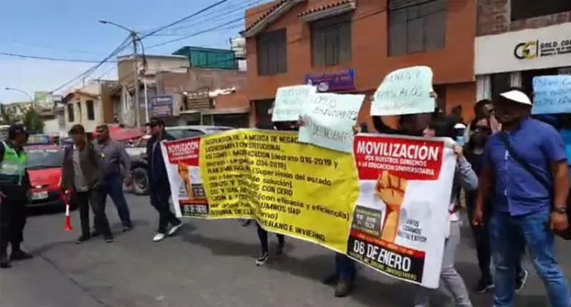 Los universitarios realizaron un plantón frente a la sede del Gobierno Regional de Arequipa. Foto: Video HBA
