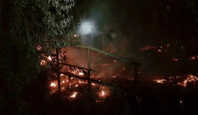 Tras incendiar las cabañas, los sospechosos huyeron. Foto: @RadioPortales/Chile