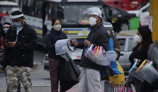 Cientos de peruanos han visto en la venta de protectores faciales una forma rápida de tener ingresos. Empleo informal.  Foto: La República