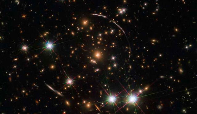Las imágenes replicadas de la galaxia están en cuatro arcos detectados por el Hubble. Foto: NASA/ESA.