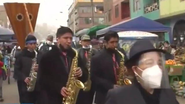 Entre música y flores, los comerciantes informales dieron el último adiós a sus compañeros. Créditos: TV Perú.