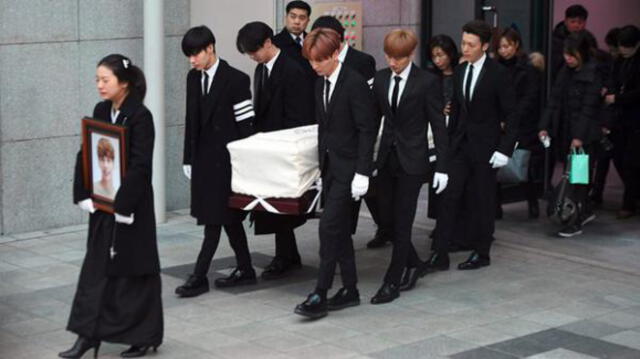 Compañeros de su banda y otras grandes estrellas de K-pop cargan ataúd de Kim Jong-hyun|FOTOS