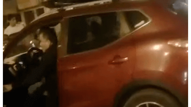 Callao: conductor impacta su auto contra motocicleta tras pasarse la luz roja