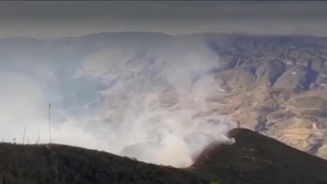 Fuego en el cerro La Barreta se encuentra a 800 metros de la fortaleza de Kuélap y a 500 metros del teleférico. (Foto: Captura de video / Canal N)