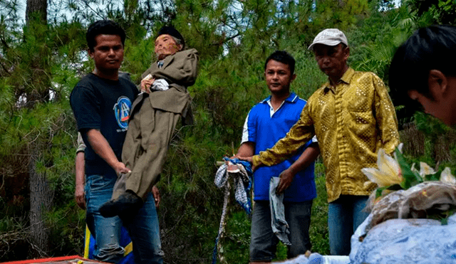 Los aldeanos de la tribu Toraja tienen la costumbre de sacar a los muertos de sus ataúdes para obtener buena fortuna.