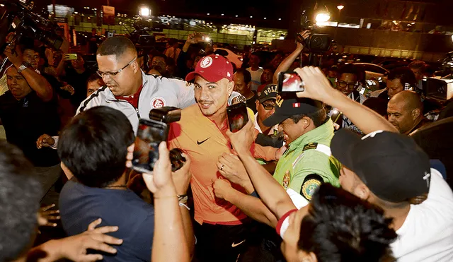 Paolo Guerrero llegó a Lima para enfrentarse a Alianza Lima