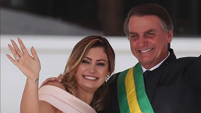 presidente de Brasil, Jair Bolsonaro, junto a su esposa Michelle de Paula Firmo (i), durante su ceremonia de investidura presidencial en Brasilia (Brasil). EFE /Marcelo Sayão /ARCHIVO