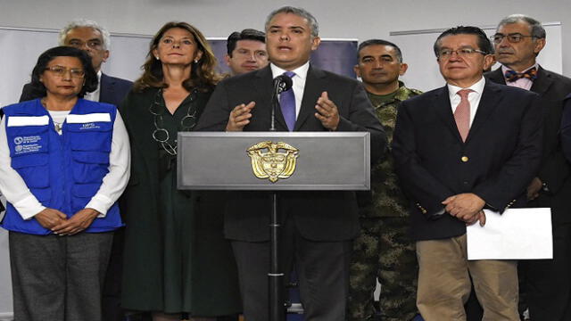 This handout photo released by the Colombian Presidency shows Colombia's President Ivan Duque (C) announcing a health emergency in Bogota on March 12, 2020. - Colombia ordered mandatory isolation for people arriving from China, Spain, France and Italy in an attempt to prevent the spread of the new coronavirus, which so far leaves nine people infected in the country. (Photo by Cesar CARRION / PRESIDENCIA DE COLOMBIA / AFP) / RESTRICTED TO EDITORIAL USE - MANDATORY CREDIT "AFP PHOTO / PRESIDENCIA DE COLOMBIA / CESAR CARRION" - NO MARKETING - NO ADVERTISING CAMPAIGNS - DISTRIBUTED AS A SERVICE TO CLIENTS