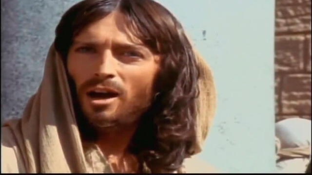 Así luce Robert Powell, el actor que interpretó a Cristo en 'Jesús de Nazareth'