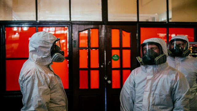 Servicemen of Russia's Emergencies Ministry wearing a protective gear arrive to disinfects Moscow's Kazansky railway station on May 28, 2020, as the country adopts measures to curb the spread of the COVID-19 (the novel coronavirus). - Moscow Mayor Sergei Sobyanin announced on May 27, 2020 new steps towards lifting lockdown from June 1 including reopening non-food shops and allowing people to go on walks with masks on. (Photo by Dimitar DILKOFF / AFP)