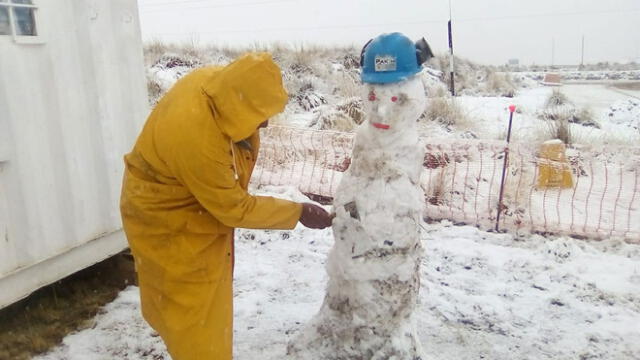 Facebook: pasajeros varados aprovechan la nieve para crear muñecos y comparten fotos en las redes