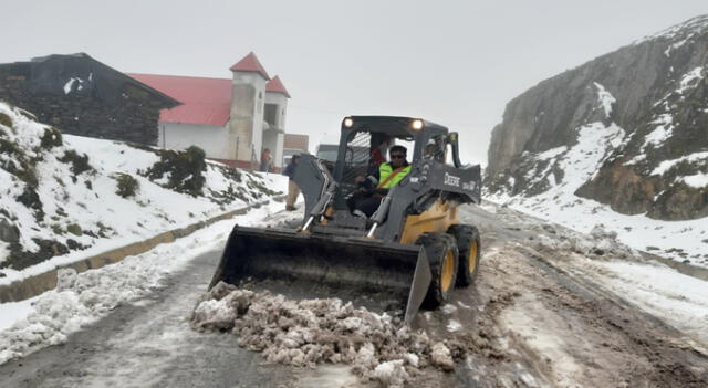 Maquinaria limpió nieve que impedía el paso de las unidades motoras por la carretera cusqueña.