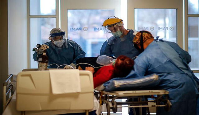 Personal médico traslada en camilla a una paciente COVID-19 en el Hospital del Bicentenario de Esteban Echeverria en Buenos Aires (Argentina). Foto: EFE