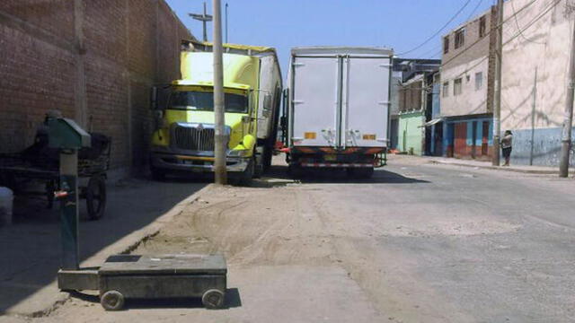 Camiones obstaculizan PISTAS Y VEREDAS