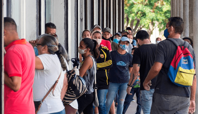 Cientos de funcionarios policiales permanecían en las calles para hacer cumplir el mandato de cuarentena y obligar a los comercios y ciudadanos que desafiaban la medida a acatarla. Foto: EFE