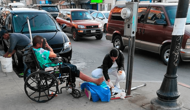 Enfermera tiene noble gesto con un hombre indigente en silla de ruedas [FOTOS]