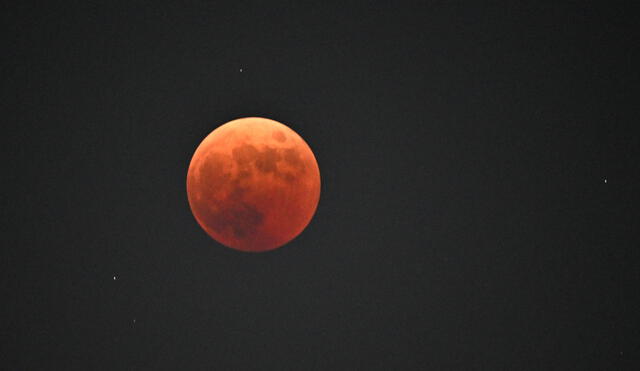 Durante el eclipse lunar del 8 de noviembre de 2022, la Luna se tiñó de rojo. Fue una 'luna de sangre'. Foto: AFP