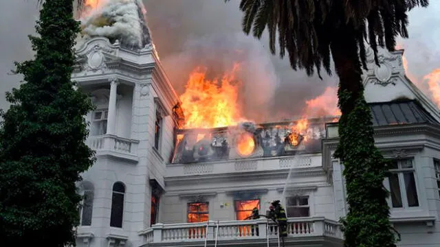 La Universidad Pedro de Valdivia estuvo en llamas por varios minutos este viernes. Foto: AFP