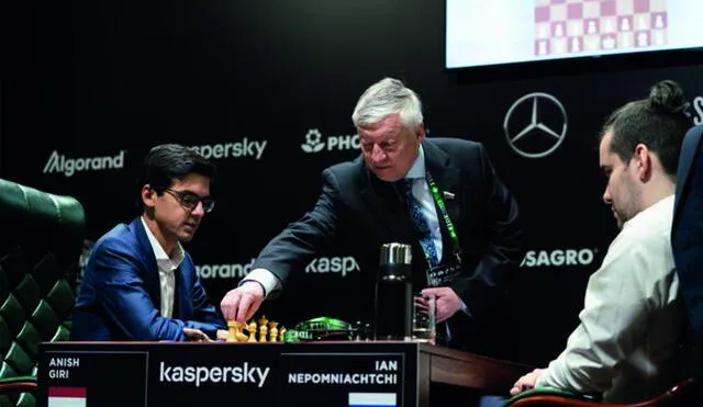 Anatoly Karpov, excampeón mundial, actúa como árbitro en la partida entre Nepomniachtchi y Giri. Foto: FIDE.