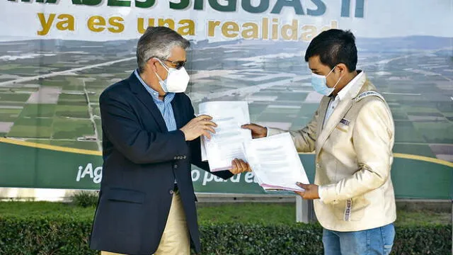avance. El gobernador de Arequipa firmó el texto de la adenda 13 con funcionarios de Cobra.