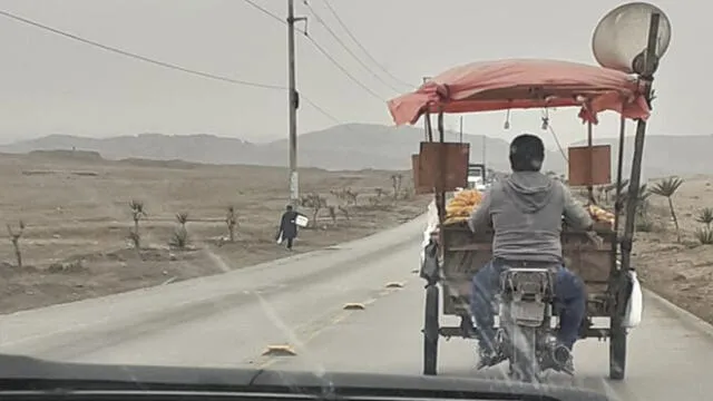 Critican a conductor que maneja motocicleta sin casco de seguridad