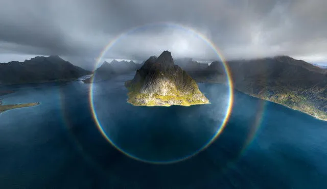 Un arcoiris de círculo completo captado en septiembre sobre las islas Lofoten en Noruega. Foto: Lukas Moesch / NASA